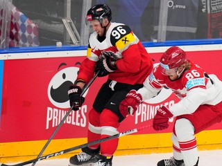 Joachim Blichfeld (vpravo) a Mario Huber v zápase Rakúsko - Dánsko na MS v hokeji 2024.