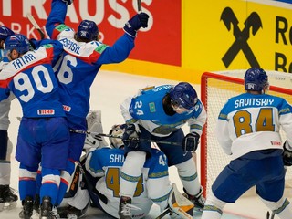 Martin Pospíšil a Tomáš Tatar sa tešia po strelenom góle v zápase Slovensko - Kazachstan v skupine B na MS v hokeji 2024.