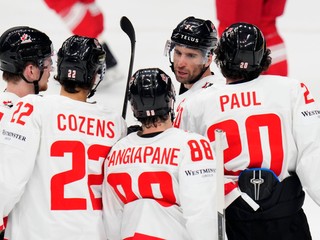 Dylan Cozens sa so spoluhráčmi teší po strelenom góle v zápase Dánsko - Kanada v skupine B na MS v hokeji 2024.