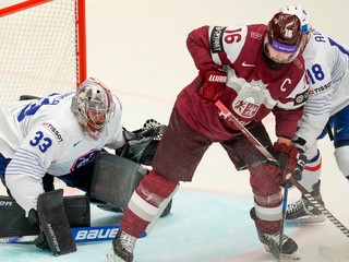 Kaspars Daugavinš (v strede) v zápase Lotyšsko - Francúzsko v skupine B na MS v hokeji 2024.