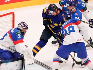 Isac Lundestrom a brankár Stanislav Škorvánek v zápase Slovensko - Švédsko v skupine B na MS v hokeji 2024.