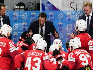 Patrick Fischer (v strede) je hlavným kormidelníkom švajčiarskej reprezentácie od roku 2015.