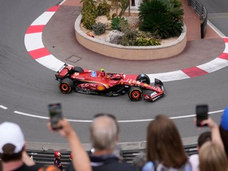 Španielsky jazdec tímu Ferrari Carlos Sainz na okruhu v Monaku.