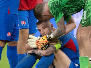 Kapitán Milan Škriniar a anglický brankár Jordan Pickford po osemfinálovom zápase Anglicko - Slovensko.