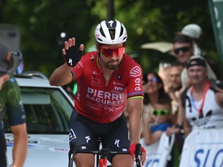 Peter Sagan v drese tímu Pierre Baguette v cieli 2. etapy na Okolo Slovenska 2024.