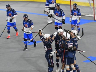 Americkí reprezentanti sa tešia po strelenom góle v zápase Slovensko - USA vo štvrťfinále MS v hokejbale 2024.