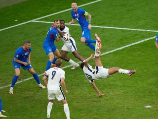 Jude Bellingham strieľa gól nožničkami v zápase Slovensko - Anglicko v osemfinále EURO 2024.