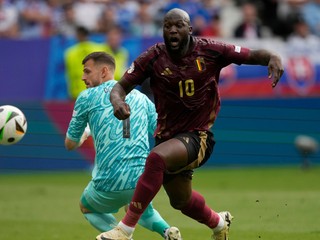 Romelu Lukaku proti slovenskému brankárovi Martinovi Dúbravkovi na ME 2024.