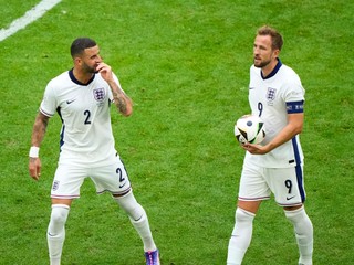 Kyle Walker a Harry Kane v zápase Slovensko - Anglicko v osemfinále EURO 2024.