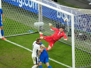 Harry Kane strieľa gól v zápase Slovensko - Anglicko v osemfinále EURO 2024.