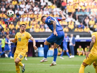 Ondrej Duda strieľa gól v zápase Slovensko - Rumunsko v skupine E na EURO 2024.