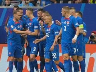 Ivan Schranz sa teší so spoluhráčmi z gólu v zápase Slovensko - Ukrajina v skupine E na EURO 2024 (ME vo futbale).