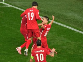 Tureckí futbalisti oslavujú gól. 