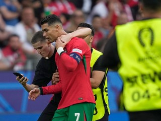 Fanúšik vtrhol na trávnik počas zápasu Portugalsko - Turecko.