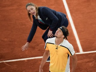 Hlavná rozhodkyňa posudzuje dopad loptičky v zápase Alexander Zverev - Tallon Griekspoor v 3. kole Roland Garros 2024.