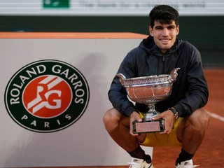 Carlos Alcaraz s trofejou z Roland Garros 2024.