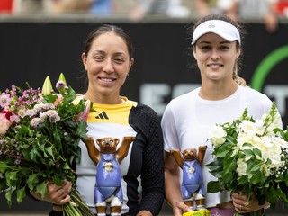 Jessica Pegulová (vľavo) zdolala Annu Kalinskú vo finále turnaja WTA v Berlíne 2024.