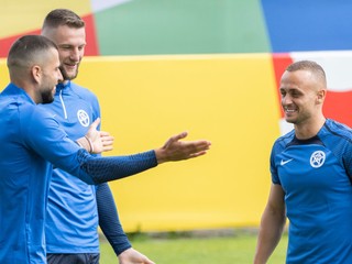 Na snímke slovenskí reprezentanti zľava Dávid Hancko, Milan Škriniar a Stanislav Lobotka.