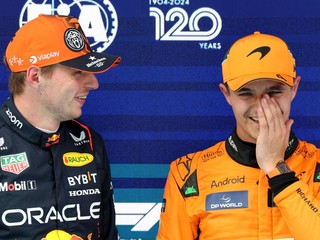 Max Verstappen (vľavo) a Lando Norris po kvalifikácii na Veľkú cenu Španielska F1 2024.