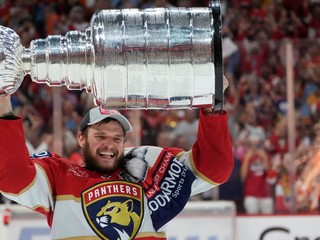 Aleksander Barkov so Stanley Cupom.
