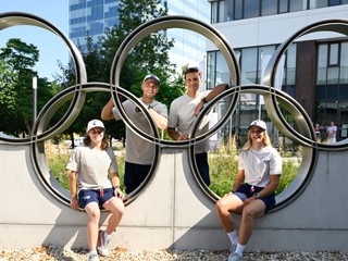 Slovenskí vodní slalomári v popredí zľava Zuzana Paňková, Eliška Mintálová a v pozadí zľava Jakub Grigar a Matej Beňuš pred odchodom na OH v Paríži. 