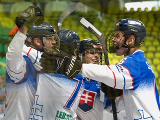Slovenskí hokejbalisti sa tešia z gólu.