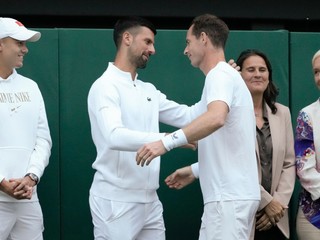 Andy Murray počas rozlúčky s Wimbledonom, ktorej sa zúčastnil aj Novak Djokovič.