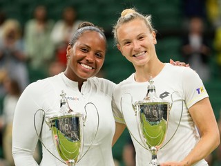 Kateřina Siniaková (vpravo) a Taylor Townsendová s trofejou pre víťazky štvorhry vo Wimbledone 2024.