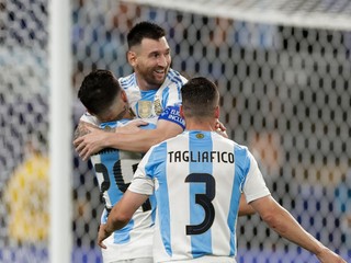 Lionel Messi sa so spoluhráčmi teší po strelenom góle v zápase Argentína - Kanada v semifinále Copa América 2024.