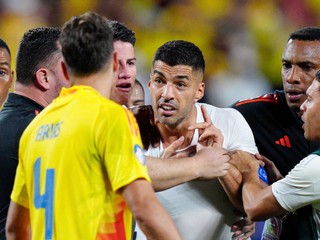Luis Suárez sa háda s Kolumbijcom Santiagom Ariasom po zápase Uruguaj - Kolumbia na Copa América 2024.