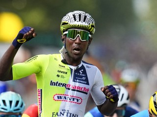 Eritrejský cyklista Biniam Girmay oslavuje v cieli po jeho víťazstve 3. etapy cyklistických pretekov Tour de France.