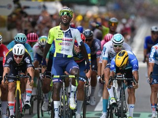 Eritrejský cyklista Biniam Girmay sa teší z víťazstva v 3. etape Tour de France. 
