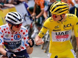 Jonas Vingegaard a Tadej Pogačar (vpravo) počas Tour de France 2024.