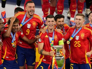 Futbalisti Španielska oslavujú zisk trofeje pre majstra Európy. 