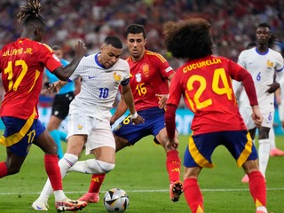 Kylian Mbappé z Francúzska je obkľúčený španielskymi hráčmi Nicom Williamsom (vľavo) a jeho spoluhráčmi Rodrim a Marcom Cucurellom počas semifinálového zápasu medzi Španielskom a Francúzskom na futbalovom turnaji EURO 2024.