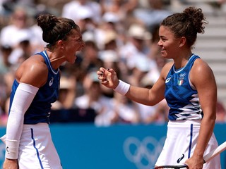Talianske tenistky Sara Erraniová (vľavo) a Jasmine Paoliniová v semifinále štvorhry na OH 2024 v Paríži.