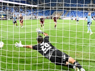 Tigran Barseghjan prekonal z penalty Adama Danka v zápase Slovan Bratislava - Podbrezová. 