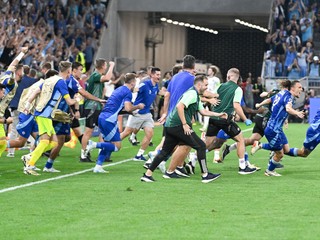 Obrovská radosť striedačky po zápase ŠK Slovan Bratislava - FC Midtjylland v odvete play-off Ligy majstrov.