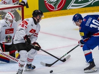 Zľava brankár David Kickert, Benjamin Baumgartner a Adam Sýkora v zápase Slovensko - Rakúsko v skupine D v kvalifikácii na ZOH 2026.