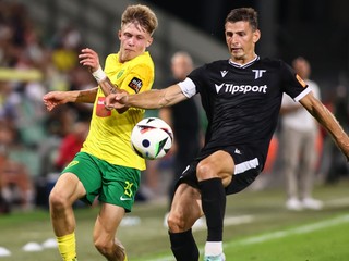 Timotej Hranica (vľavo) a Jakub Holúbek v zápase MŠK Žilina - AS Trenčín v 5. kole Niké ligy 2024/2025.