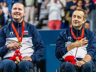 Na snímke slovenskí reprezentanti v parastolnom tenise Peter Lovaš (vľavo) a Ján Riapoš.