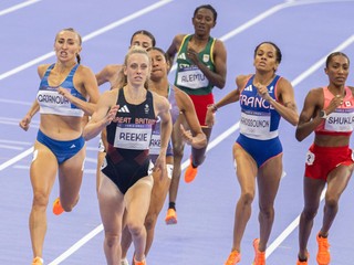 Gabriela Gajanová (vľavo) finišuje v rozbehu na 800 m na OH 2024 v Paríži.