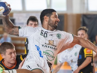 Pavel Hernandez (v strede) a Matúš Jurikovič v zápase HáO TJ Slovan Modra - Tatran Prešov v 1. kole Niké Handball Extraligy.