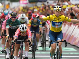 Charlotte Koolová (vpravo) víťazí v druhej etape ženskej Tour de France.