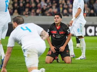 V popredí gruzínsky obranca Guram Kašia, za ním na kolenách stredopoliar Aral Simsir v zápase FC Midtjylland - ŠK Slovan Bratislava v play-off Ligy majstrov.