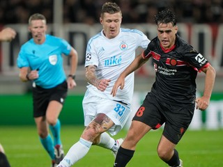 Juraj Kucka a stredopoliar Aral Simsir v zápase Midtjylland - Slovan Bratislava