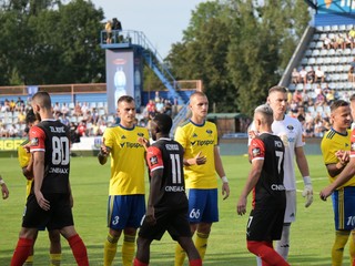 Na snímke v žltom hráči Michaloviec a v červeno-čiernom hráči Trnavy pred zápasom 2. kola futbalovej Niké ligy.