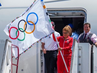 Primátorka Los Angeles Karen Bassová s olympijskou vlajkou