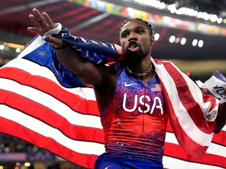 Noah Lyles oslavuje zisk zlata.