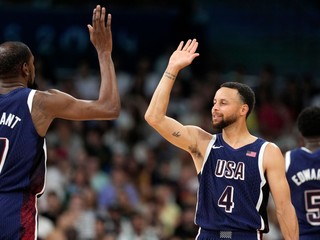 Kevin Durant a Stephen Curry po výhre na Portorikom v zápase skupiny C na OH 2024 v Paríži.